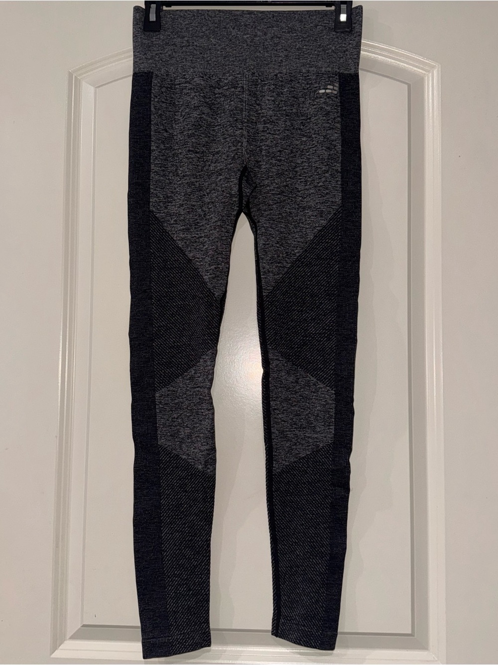 Seamless Heathered Gray/Black Leggings Size Medium